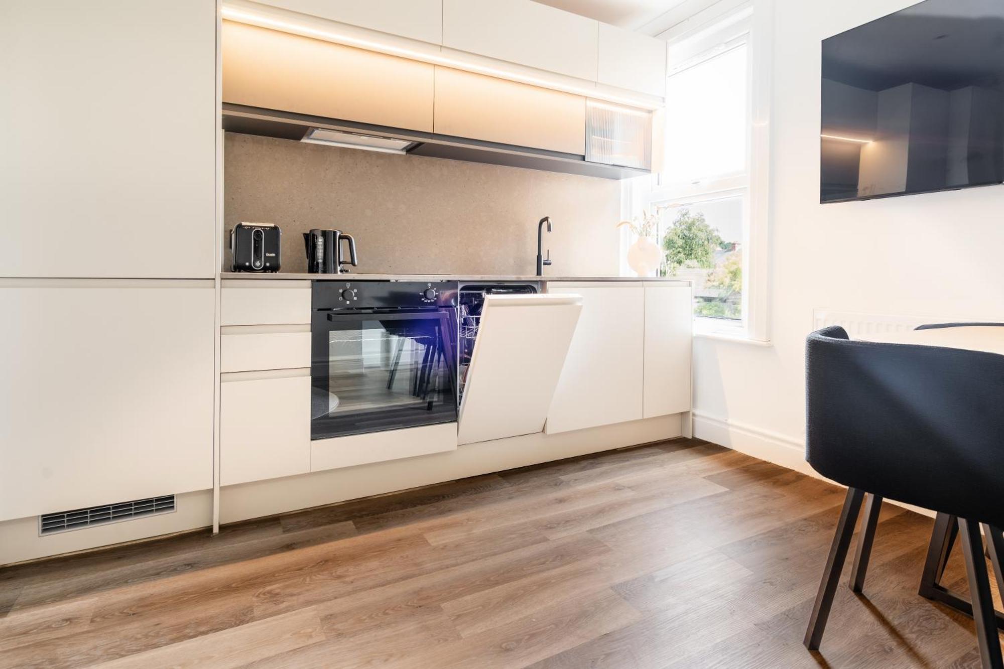 Newly Designed, 2Br Apt, 5Min From Northwood London Tube Station, Nato Hq, Ideal For Wembley, Warner Studio, Contractors Exterior photo