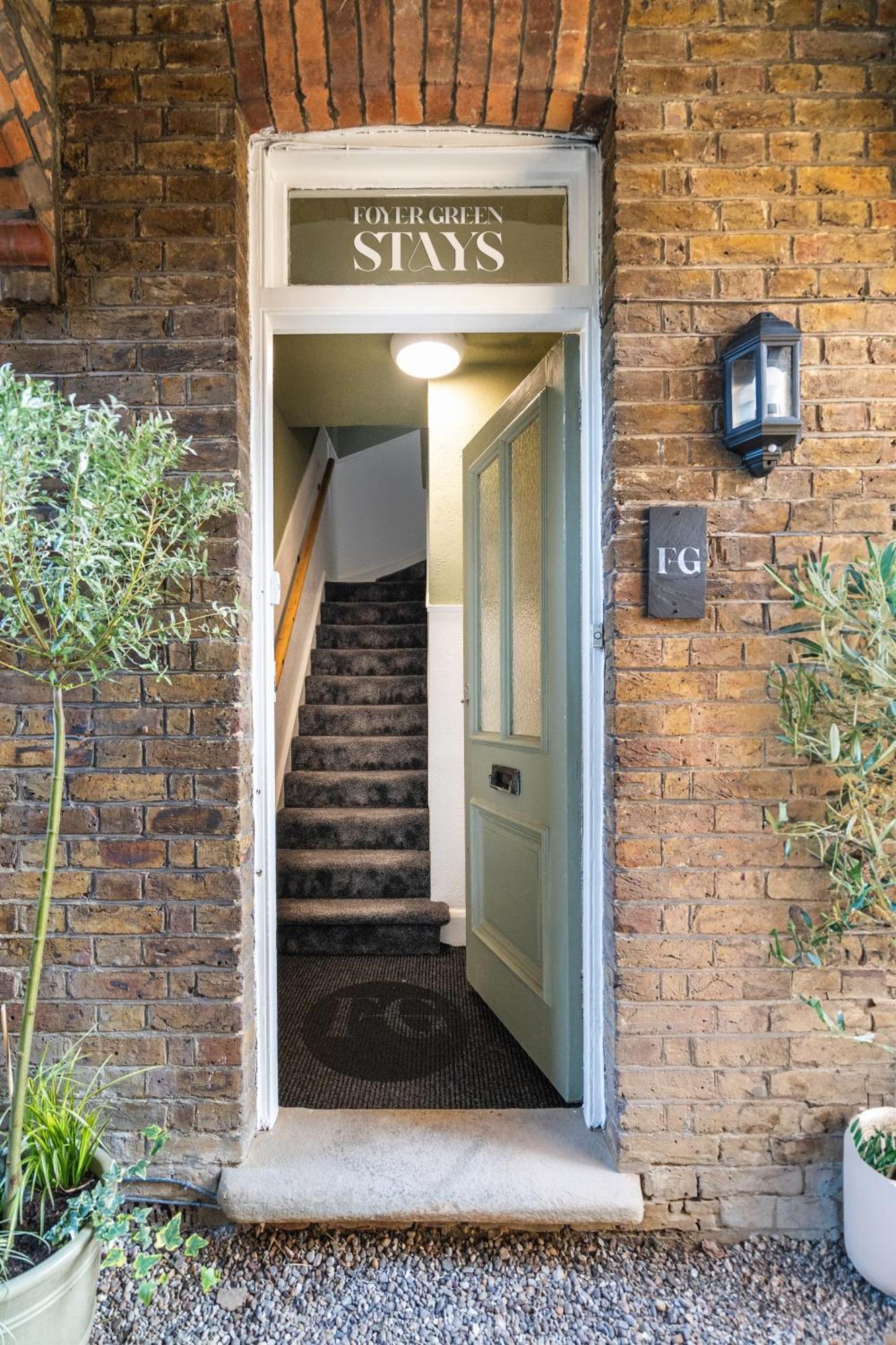 Newly Designed, 2Br Apt, 5Min From Northwood London Tube Station, Nato Hq, Ideal For Wembley, Warner Studio, Contractors Exterior photo